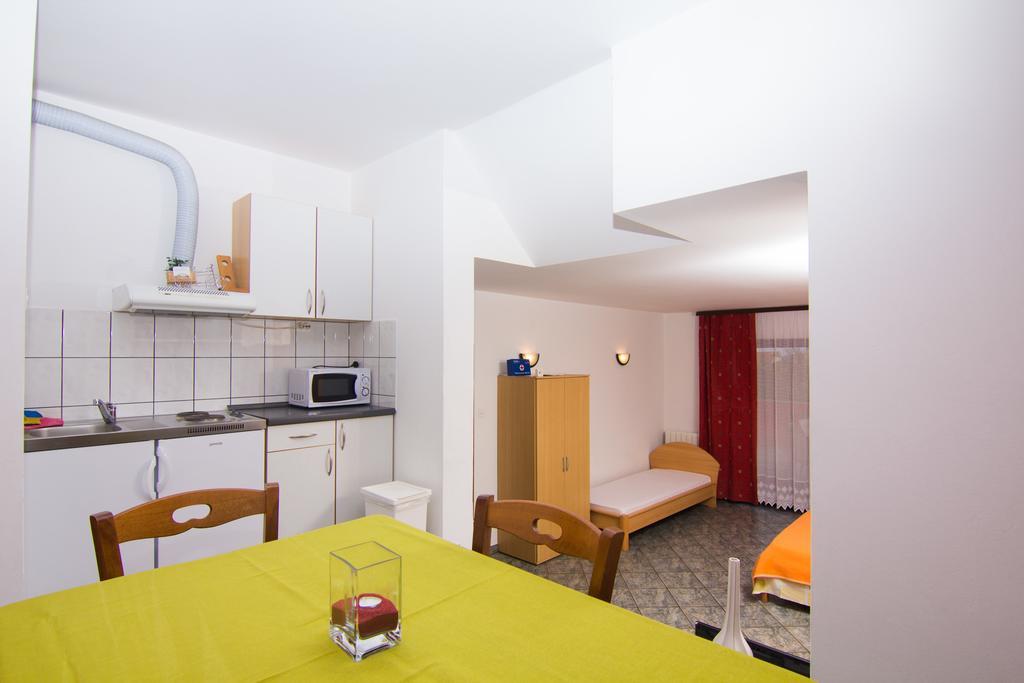 Apartmani Zuzic Krk Town Bilik gambar